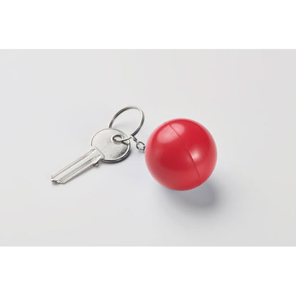Llave puesta en llavero con bola roja