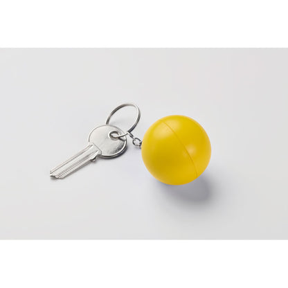 Llave puesta en llavero con bola amarilla