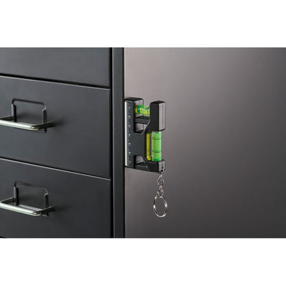 Nivel negro magnético sobre mueble negro