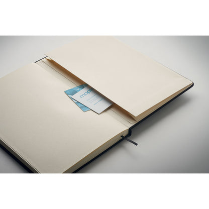 Compartimento a modo de sobre en en interior de la contraportada de la libreta para meter tarjetas o papeles 