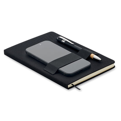 Libreta negra con goma elástica en la portada que sujeta un teléfono móvil y un bolígrafo 