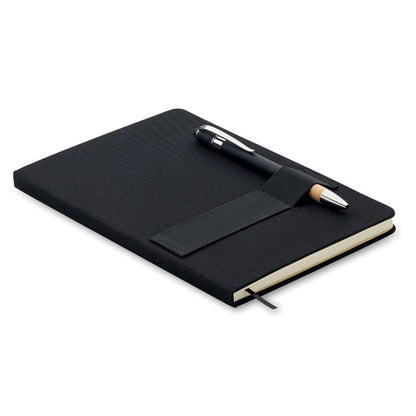Libreta de políester RPET color negro tamaño DInA5 con una banda elástica negra en la portada que sujeta un bolígrafo de aluminio negro con detalles de madera