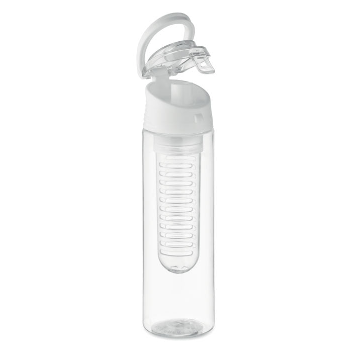 Botella de agua transparente con infusor de fruta extraíble y tapa blanca, ideal para infusiones.