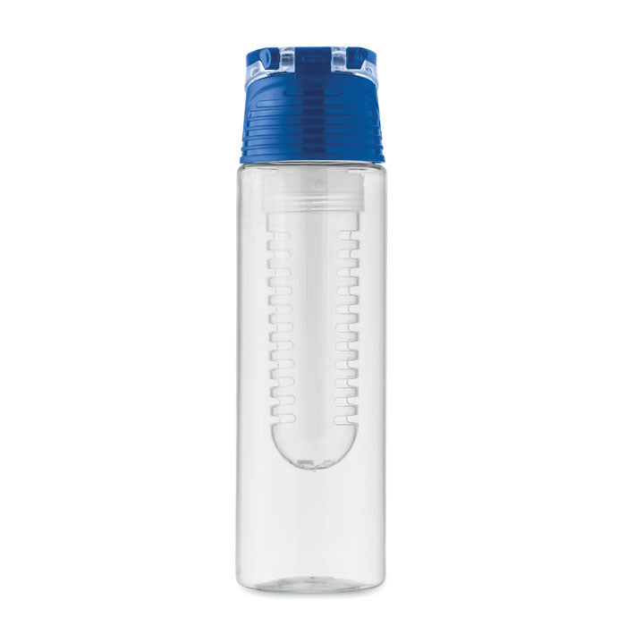 Botella de agua transparente con tapa azul y infusor de fruta, ideal para mantenerse hidratado.