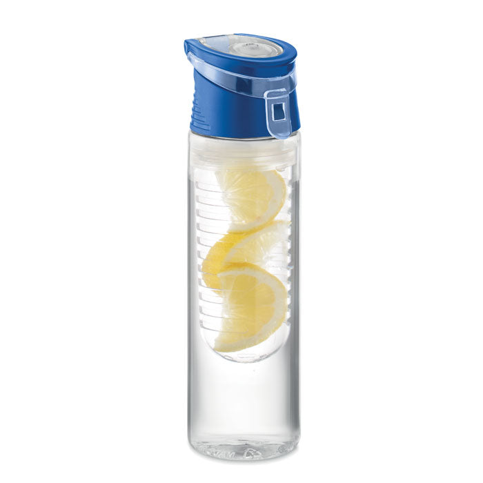 Botella transparente con tapa azul y infusor, llena de agua y rodajas de limón, ideal para bebidas refrescantes.