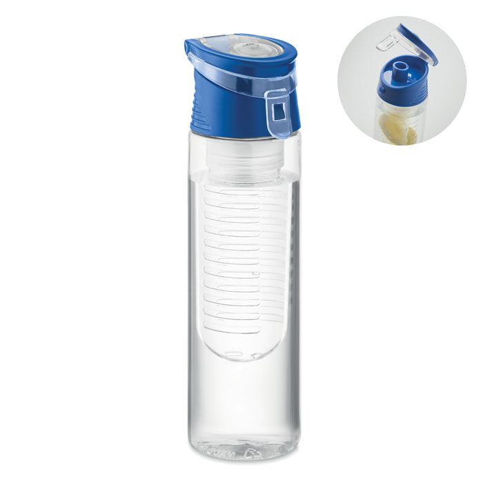 Botella de agua transparente de 500 ml con infusor de fruta y tapa azul, ideal para transportar y mantener bebidas frescas.