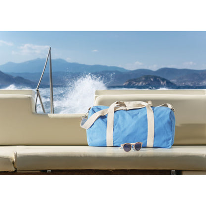 bolsa de viaje azul en barco navegando