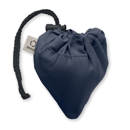 bolsa azul marino de algodón plegada sobre sí misma con etiqueta  Recycled y cerrada con mosquetón 
