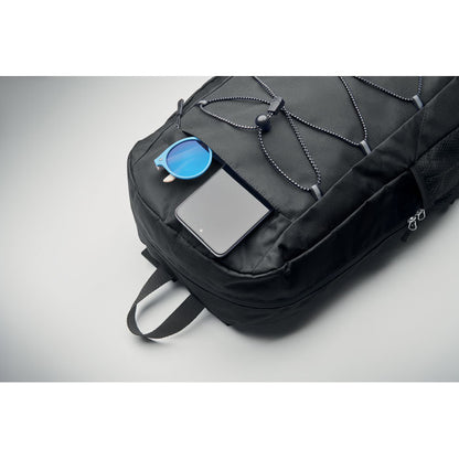 Teléfono móvil y gafas de sol dentro de bolsillo frontal de mochila de poliéster negra