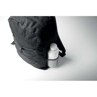 Detalle de bolsillo lateral de malla de una mochila negra con una botella blanca dentro