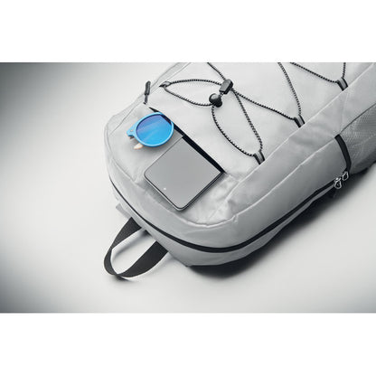 Teléfono móvil y gafas de sol dentro de bolsillo frontal de mochila de poliéster blanca