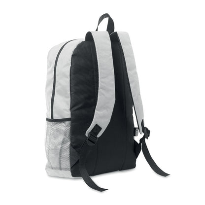 Trasera de espalda color negro  y asas acolchadas de color blanco  de mochila deportiva blanca