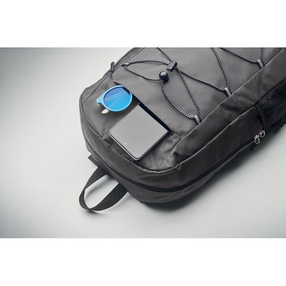 Teléfono móvil y gafas de sol dentro de bolsillo frontal de mochila de poliéster gris oscuro