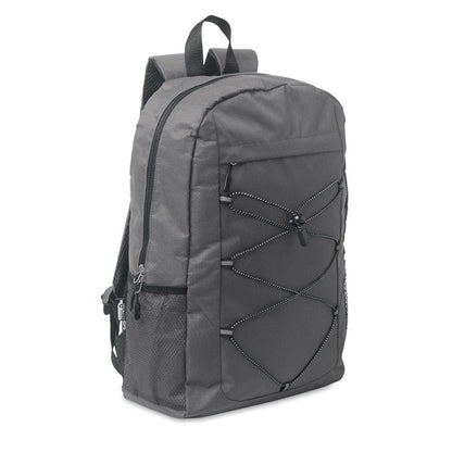 Mochila gris oscuro de poliéster  conn cordón decorativo blanco y negro,  bolsillo frontal con cremallera y bolsillos laterales  de malla 