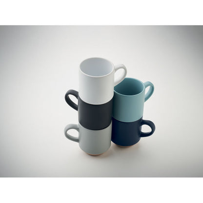 Varias tazas de cerámica de colores apiladas