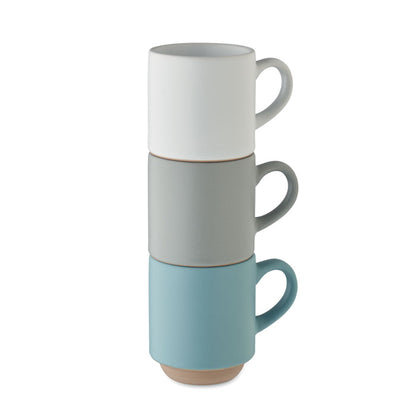 Tazas apiladas una sobre otra de color blanco, azul y gris 