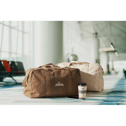 Detalle de cierre cremallera de bolsa deportiva beige