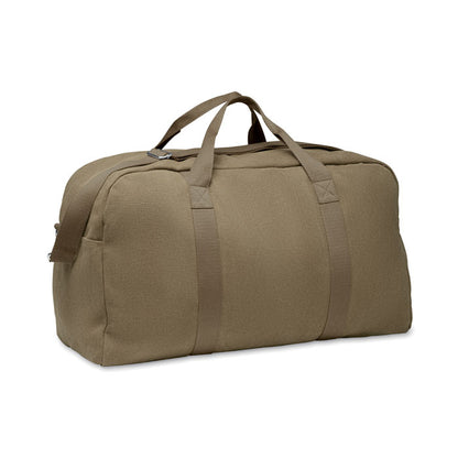 Detalle de mosquetón metálico de cinta bandolera ajustable y desmontable de bolsa de viaje beige