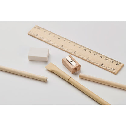 Lápices, boli, regla, sacapuntas de madera