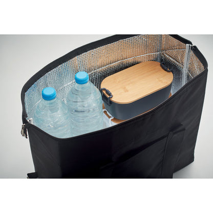 Vista superior de botellas de agua y fiambrera en bolsa nevera negra