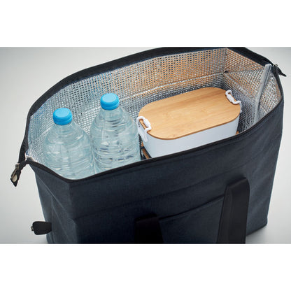 Vista superior de botellas de agua y fiambrera en bolsa nevera portátil marino