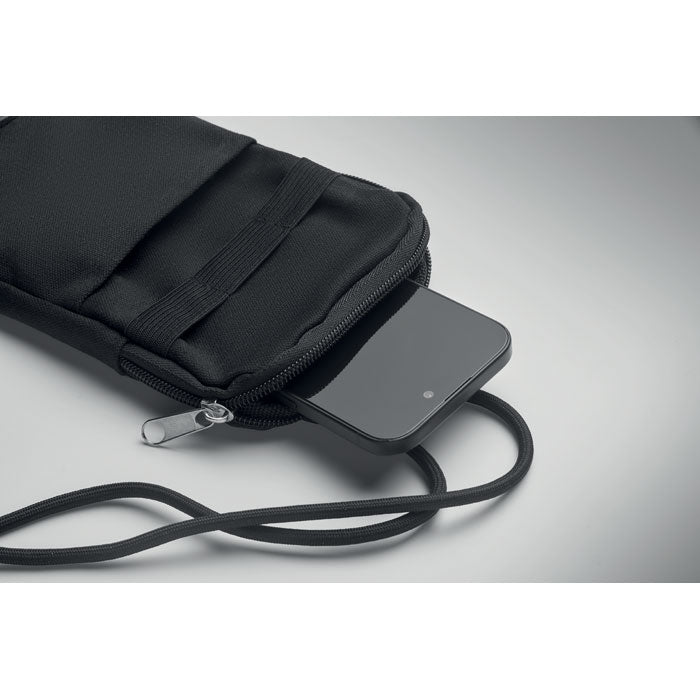 Vista detallada de un bolso bandolera negro con un smartphone dentro, fabricado en algodón reciclado con cordón ajustable.