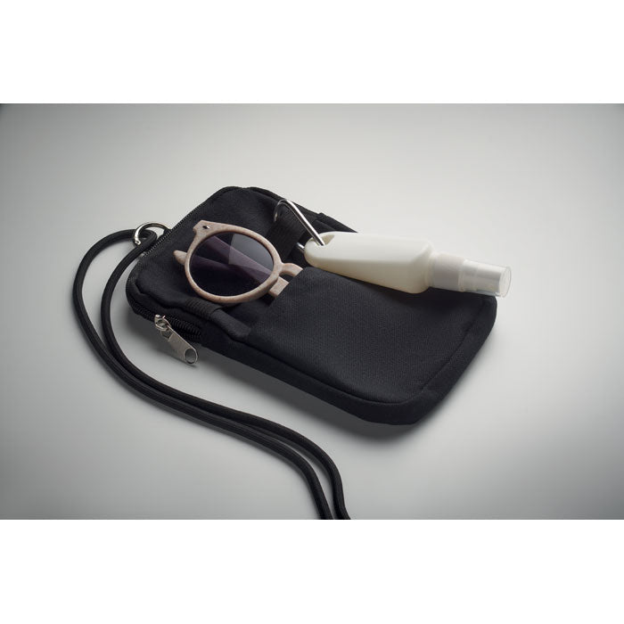 Bolso bandolera negro con gafas de sol y botella en su interior, ideal para llevar esenciales.