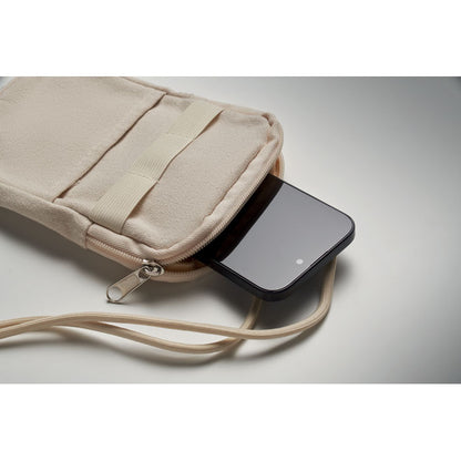 Teléfono móvil dentro de bolso bandolera blanco
