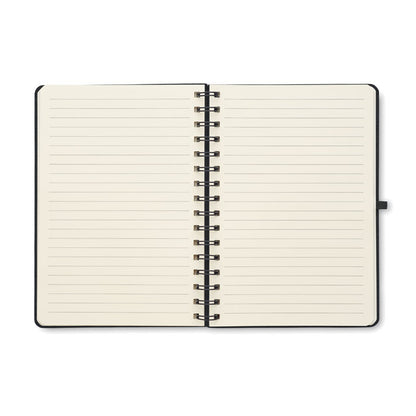 Cuaderno con espiral abierto con hojas rayadas