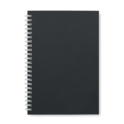 Vista frontal de portada de libreta de cartón color negro con espiral a la izquierda