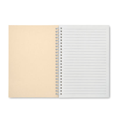 Libreta A5 abierta por la primera hoja con vista de interior de portada de cartón color crudo y hoja rayada blanca