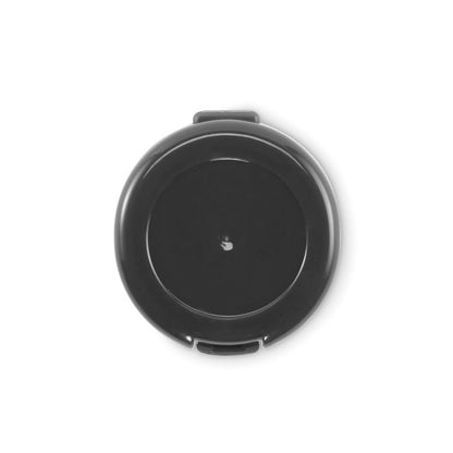 Vista inferior de bálsamo para labios de plástico negro
