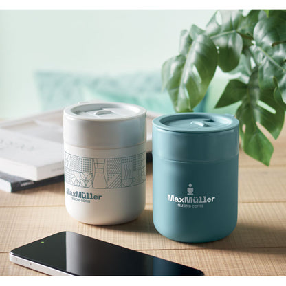 Vasos de cerámica  y silicona azul y blanco personalizados con logotipos sobre mesa de oficina 