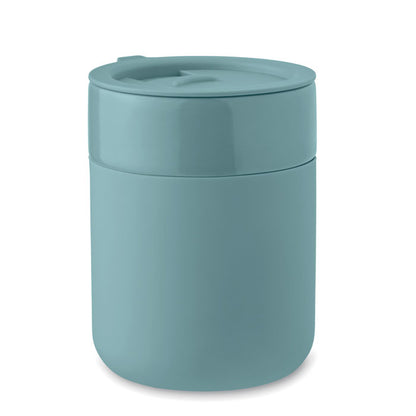 Vaso azul de cerámica con funda de silicona y tapadera azul de plástico