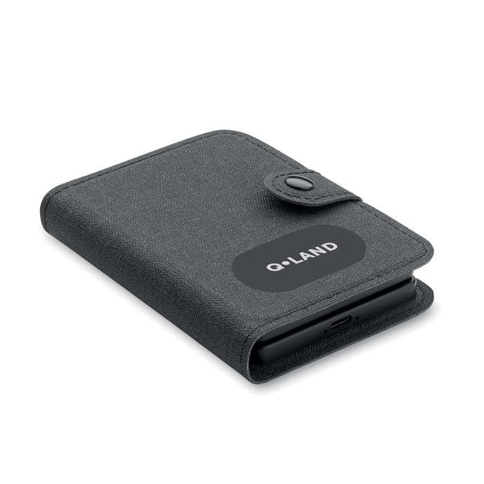 Funda portátil de tejido gris con cierre a presión, ideal para llevar dispositivos y accesorios de carga. CAWATT - Set de cable 4 en 1 15W.