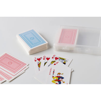 Varias cartas de poker americano sobre una superficie blanca
