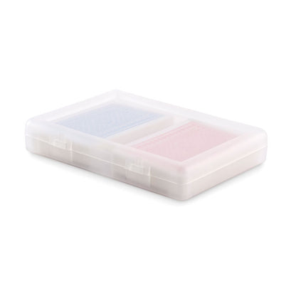 una baraja azul y una baraja roja dentro de una caja de plástico translúcida