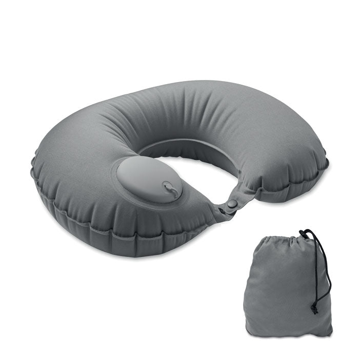 Almohada de viaje hinchable en color gris piedra, fabricada en 50% PET y 50% TPU, con su bolsa de transporte.
