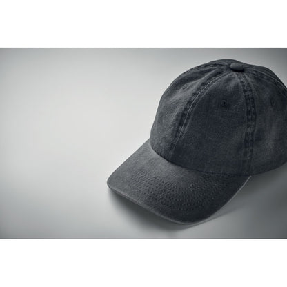 Vista superior de gorra de beisbol negra desgastada con fondo gris
