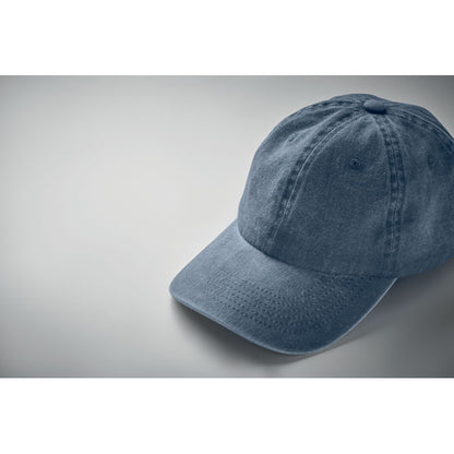 Vista superior de gorra de beisbol azul desgastada con fondo gris