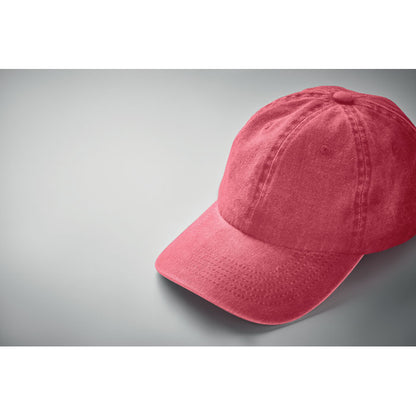Vista superior de gorra de beisbol roja desgastada con fondo gris
