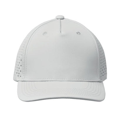 Vista frontal de gorra de 5 paneles blanca