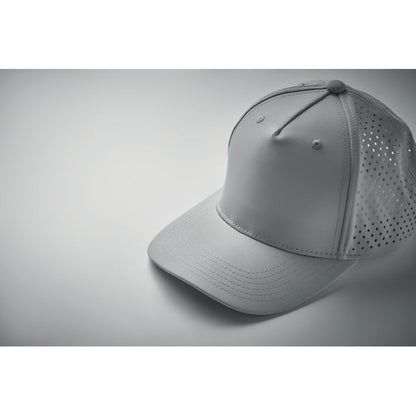 Vista superior de gorra de besibol gris con fondo gris