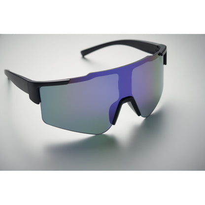 Gafas deportivas azules sobre fondo gris neutro