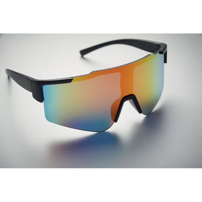 Gafas deportivas multicolor sobre fondo gris neutro