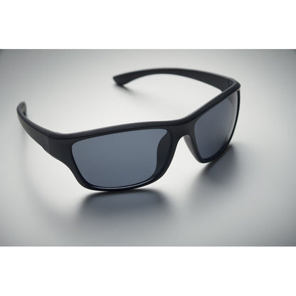Visa superior lateral de gafas estilo deportivas negras fondo gris
