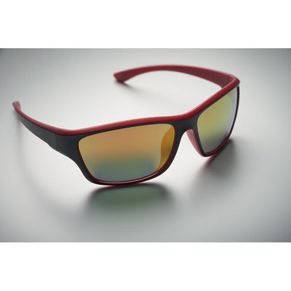 Visa superior lateral de gafas estilo deportivas rojas fondo gris