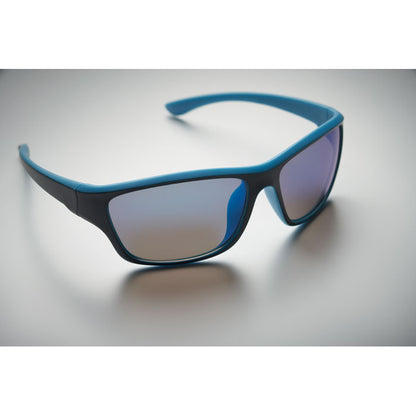 Visa superior lateral de gafas estilo deportivas azules y rojas fondo gris