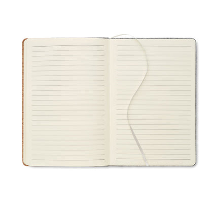 Libreta abierta con hojas color crema y marcapáginas