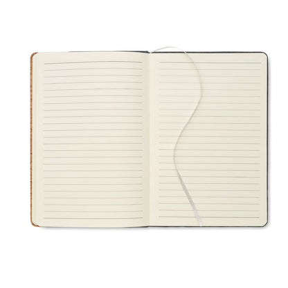 Libreta abierta con hojas color crema y marcapáginas